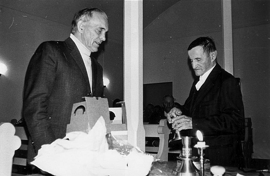 Lainio 25 C.jpg - Artur Elenius avtackar Oskar Lantto för lång och trogen tjänst som ordförande i Lainio byalag, 1976.